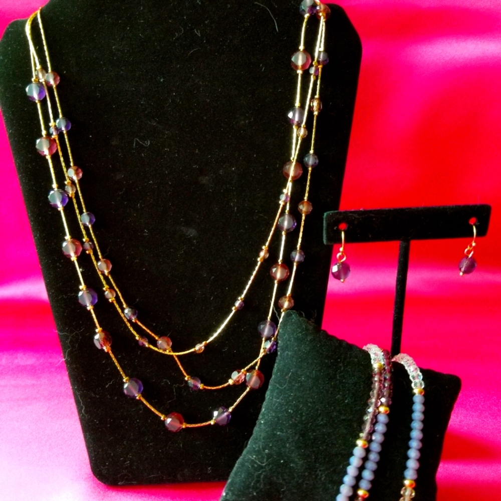 Shimmering layered necklace & earrings set